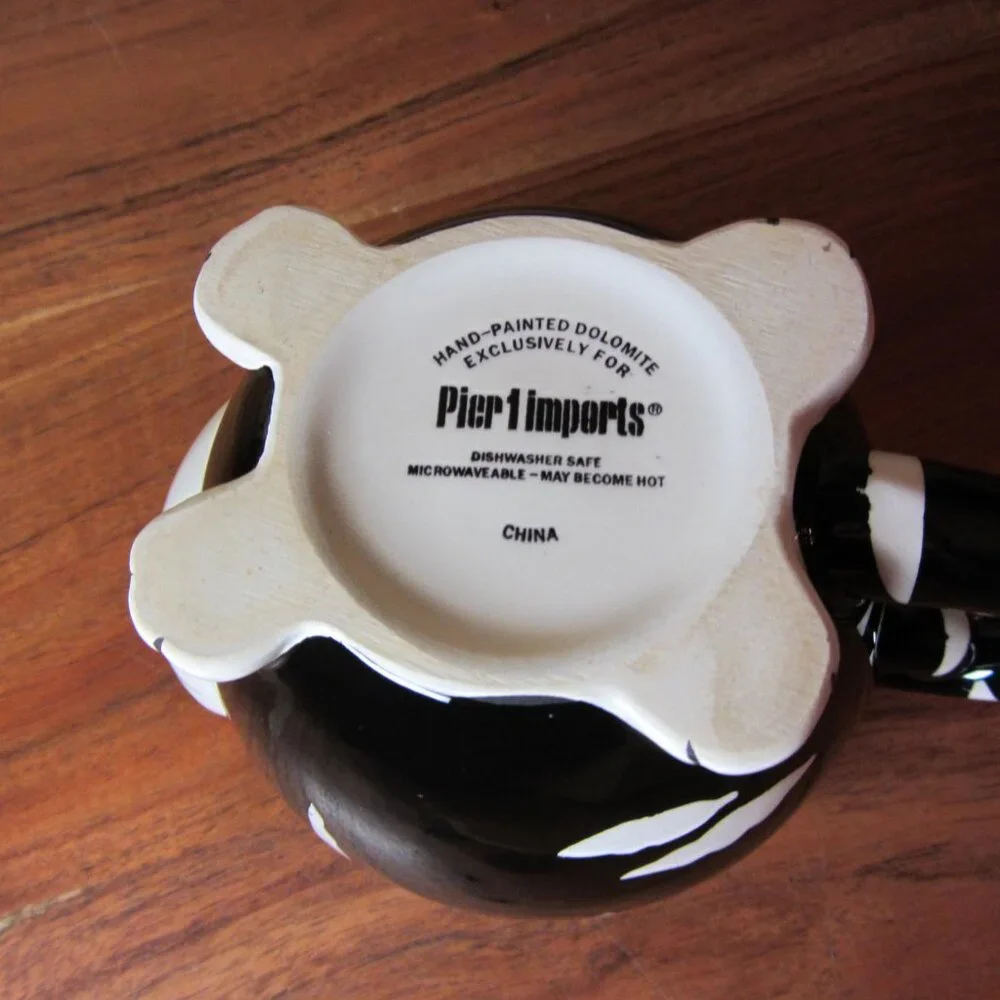 *BOGO mugs* 18 oz dolomite chubby black & white cat pier 1 mug (W5709)